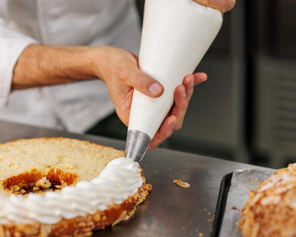 compressed_Chef rellenando roscón de reyes de nata compressed_Chef rellenando roscón de reyes de nata